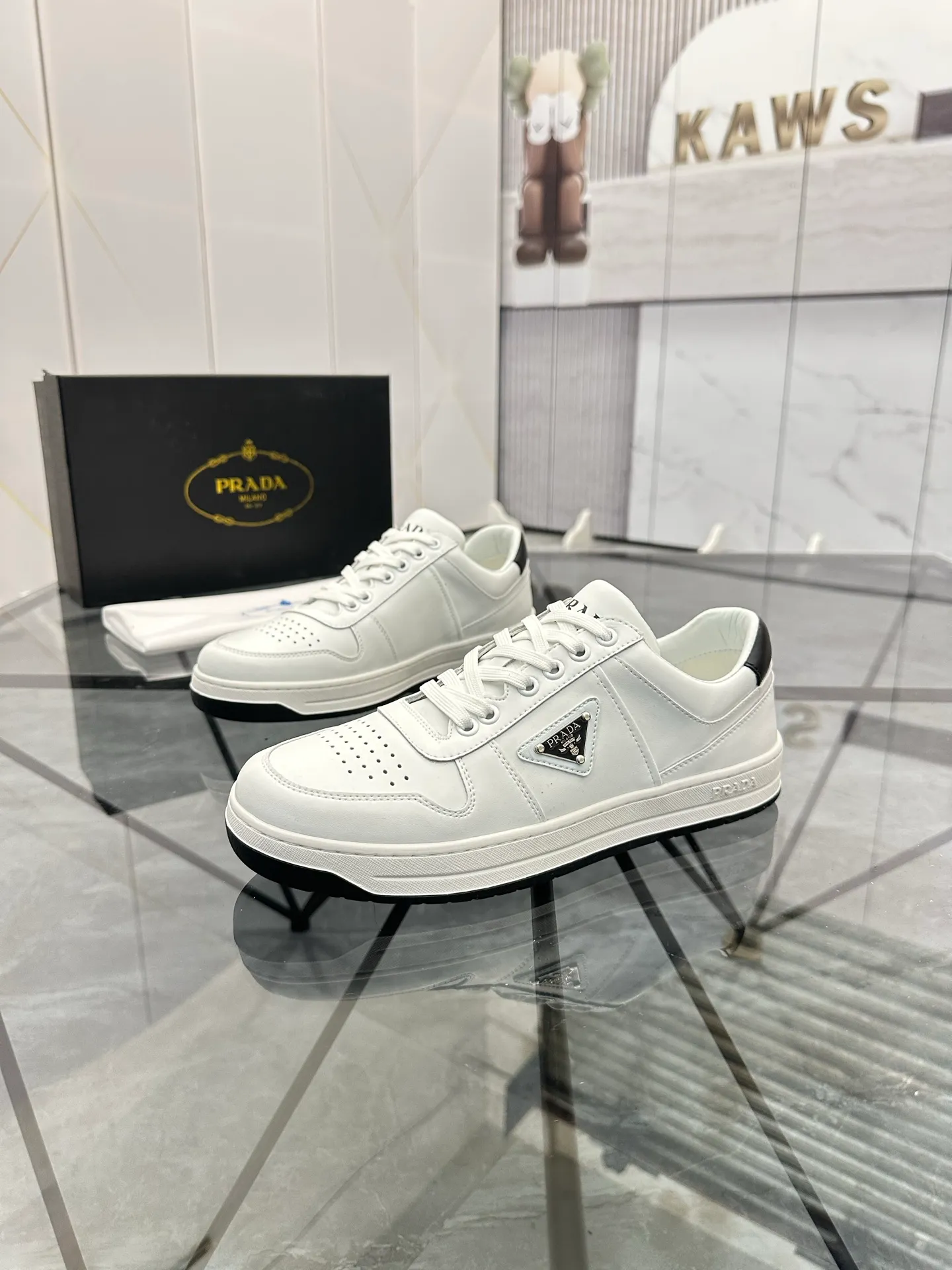 Men's shoes: 💰P400¥ Product trademark: Prada *"Prada*" low-top casual shoes Regular size: 38-44 (can be customized to 45) Product materials: imported cowhide upper, sheepskin lining, original outsole. Number: 020